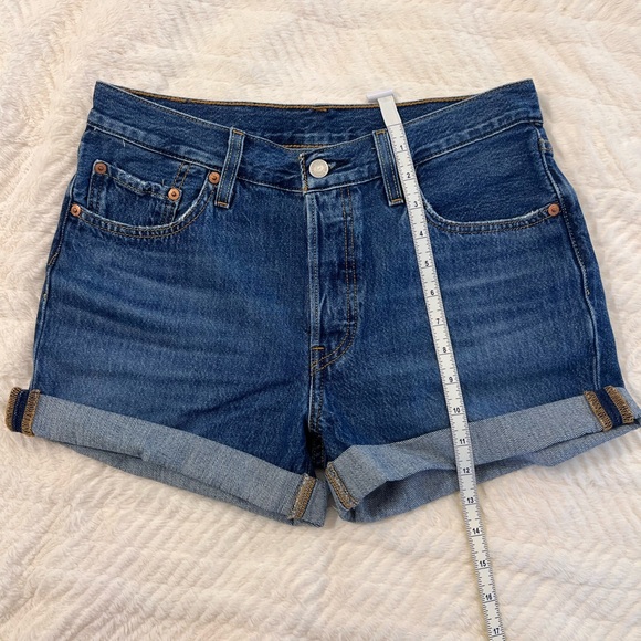 EUC Levi’s 501® Original Fit High Rise Rolled Women's Shorts 28 (Medium Wash) - Picture 4 of 12